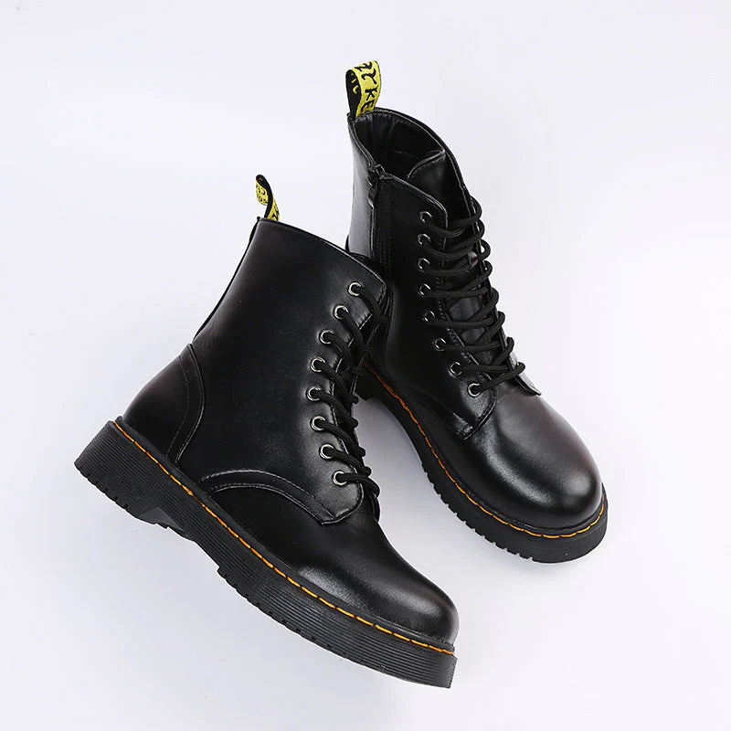 Comfortable boots with laces and a zipper